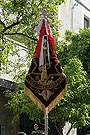 Banderín de la Agrupación Musical Nuestra Señora de la Estrella, de Dos Hermanas (Sevilla), tras el paso de Misterio de la Hermandad de la Sagrada Cena