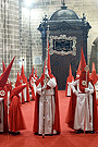 Nazareno portando el Banderín conmemorativo del XXV aniversario de la reorganización de la Hermandad de la Sagrada Cena