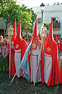 Nazareno portando la Bandera de la Virgen de la Hermandad de la Sagrada Cena
