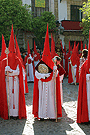 Nazareno portando el Libro de Reglas de la Hermandad de la Sagrada Cena