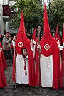 Nazareno portando el Libro de Reglas de la Hermandad de la Sagrada Cena