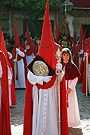 Nazareno portando el Libro de Reglas de la Hermandad de la Sagrada Cena