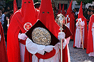 Nazareno portando el Libro de Reglas de la Hermandad de la Sagrada Cena
