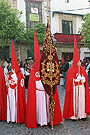 Nazareno portando el Estandarte de la Hermandad de la Sagrada Cena