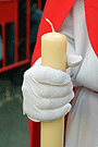 Cirio de cera de color blanco de los nazarenos de la Hermandad de la Sagrada Cena