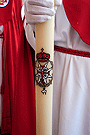 Cirios de los últimos tramos de nazarenos con escudo pintado a mano del cortejo de la Hermandad de la Sagrada Cena