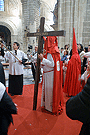 Penitente con cruz de la Hermandad de la Cena