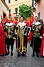 Representación de los Caballeros Veinticuatro de la Ciudad, con el libro de la "Jura de la Paz de 1542", en el cortejo del Paso de Palio de la Hermandad de la Sagrada Cena