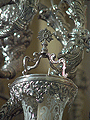 Las tulipas de las candelabros de cola del Paso de Palio de María Santísima de la Candelaria llevan una cresteria que se rematan con una custodia