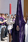 Nazareno con portavelas acompañando al Estandarte Sacramental de la Hermandad de la Candelaria