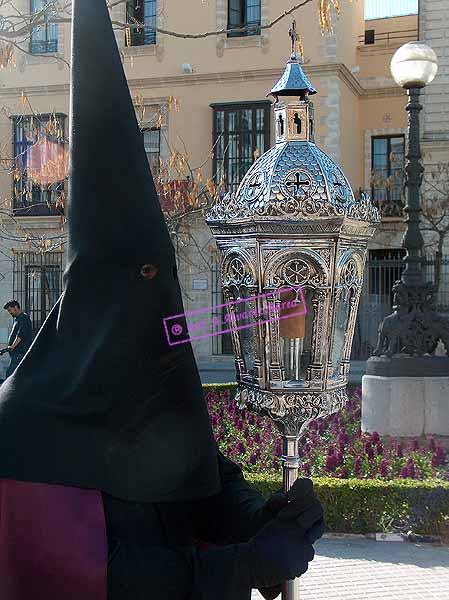 Farol que acompaña a la Cruz de Guía de la Hermandad del Cristo de la Viga