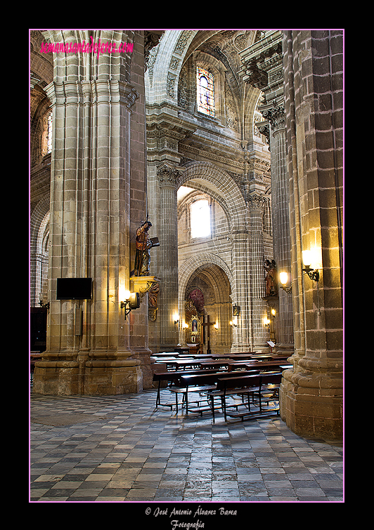 Vista de la nave central desde el tramo del Retablo de San Juan Nepomuceno (Santa Iglesia Catedral)