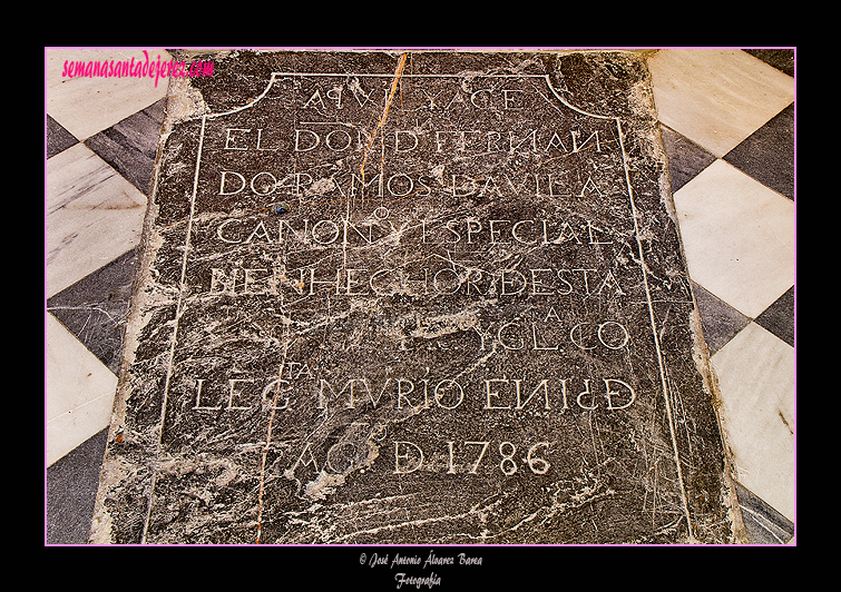 Rótulo del lápida funeraria delante del retablo del Cristo de la Viga (Santa Iglesia Catedral)