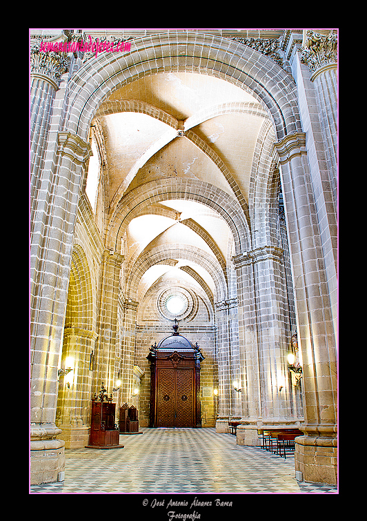 Nave de la Epístola hacia los pies (Santa Iglesia Catedral)