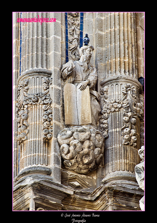 Moisés en la Transfiguración de Cristo en el monte Tabor (Fachada Principal de la Santa Iglesia Catedral)