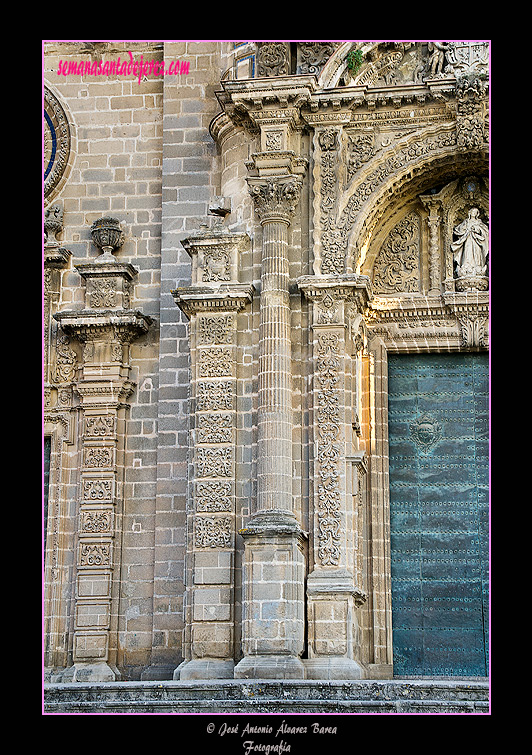 Columnas salomónicas en la Puerta Principal de la Santa Iglesia Catedral