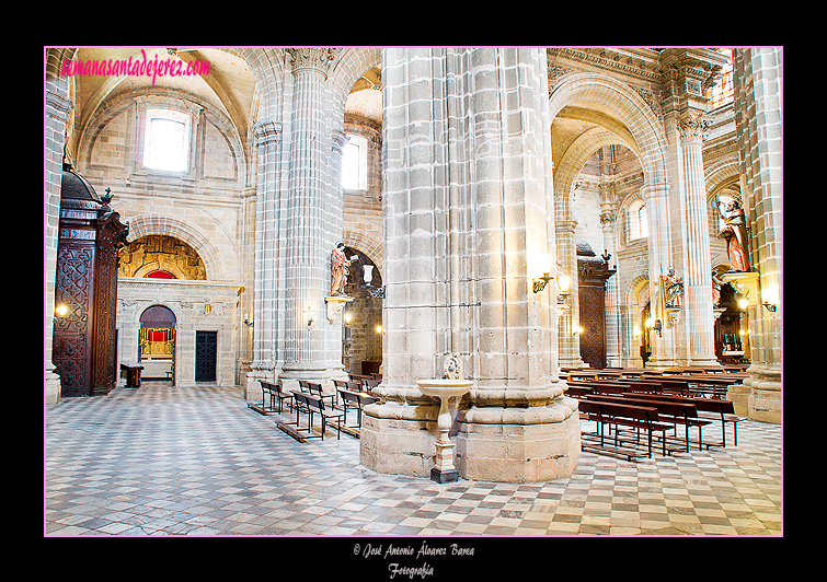 Vista de la nave central desde la portada de la Sacristía Pontifical (Santa Iglesia Catedral)