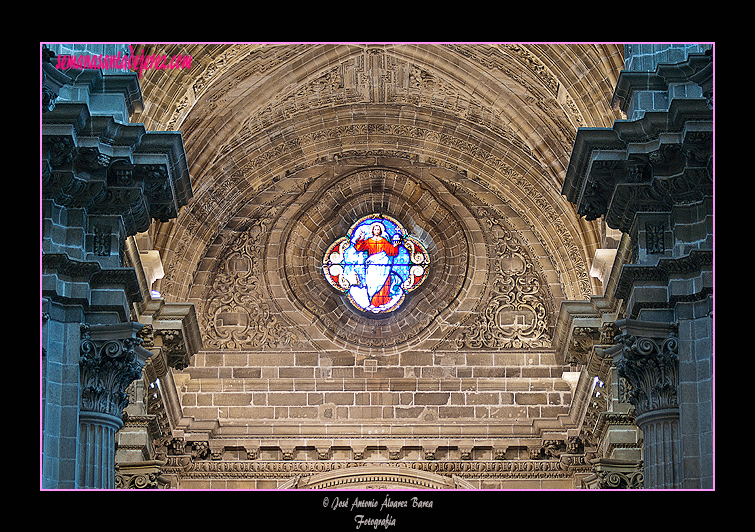 Vidriera en la parte superior de la Portada de la Sacrístía (Santa Iglesia Catedral)