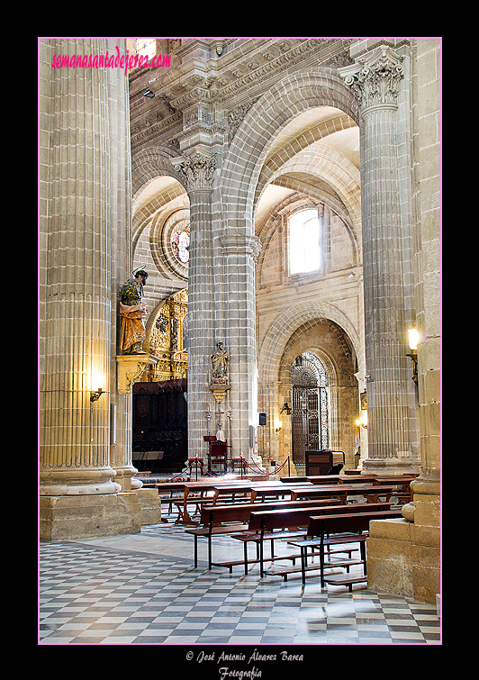 Vista de la nave central y la Capilla del Sagrario desde el tramo del Retablo de San Pedro (Santa Iglesia Catedral)