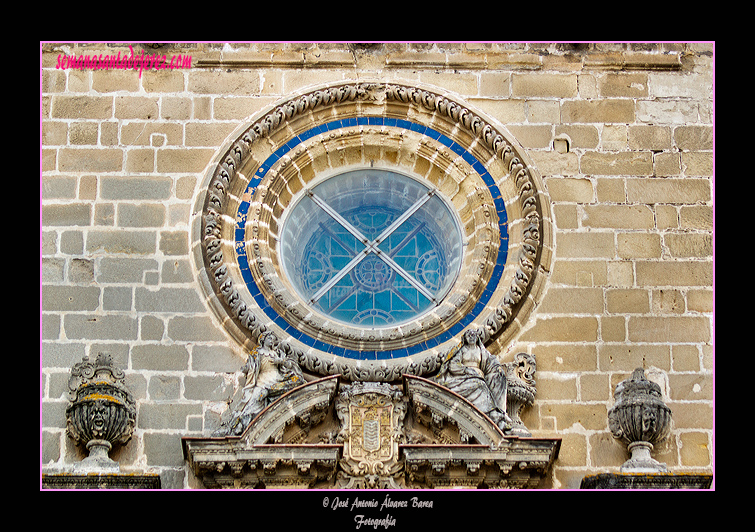 Linterna sobre la puerta derecha de la fachada principal de la Santa Iglesia Catedral