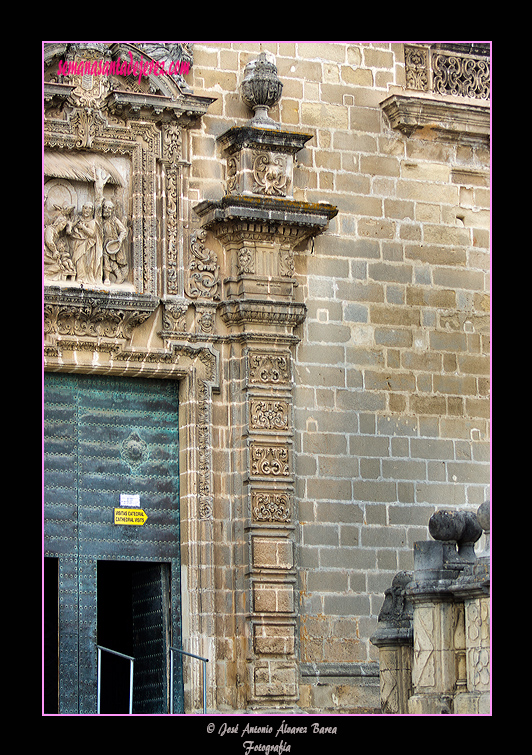 Una de las pilastras que enmarcan la puerta derecha de la fachada principal de la Santa Iglesia Catedral