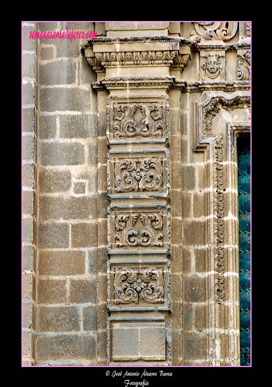 Cajeado almohadillado con decoración de hojarasca en una de las pilastras que enmarcan la puerta derecha de la fachada principal de la Santa Iglesia Catedral
