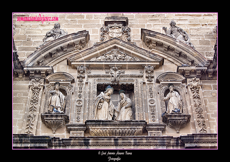 Frontón de la portada de la Visitación de la Santa Iglesia Catedral