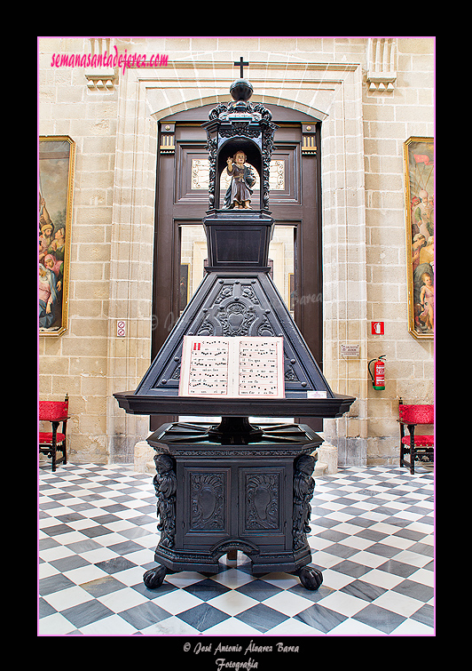 Facistol del siglo XVIII (Antesacristía - Santa Iglesia Catedral) (Proveniente del antiguo coro en el que se colocaban los libros. De madera de caoba de 3,80 x 1,50 metros)