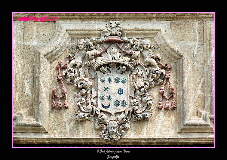 Escudo del Cardenal Arias (Portada de la Encarnación de la Santa Iglesia Catedral)