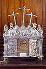 Arqueta en madera dorada del siglo XVI encerrada en urna de plata labrada en punzón -  Montenegro - Jerez (Sala del Tesoro - Museo de la Santa Iglesia Catedral)