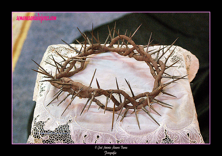 Corona de Espinas de Cristo que lleva en sus manos Nuestra Señora de Amor y Sacrificio 