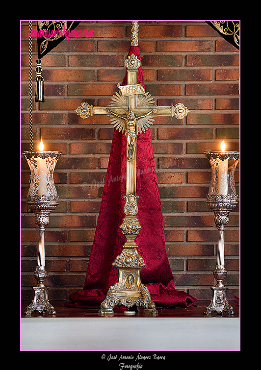 Cruz de Altar restaurada perteneciente a la antigua Iglesia de la Compañia de Jesús