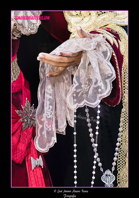 Pañuelo en la mano izquierda de María Santísima de la O