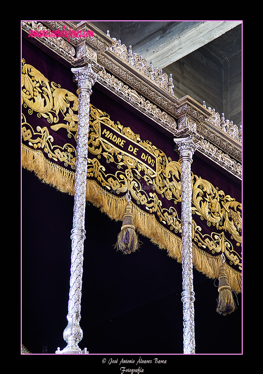 Detalle de los bordados de la bambalina lateral derecha del paso de palio de María Santísima de la O
