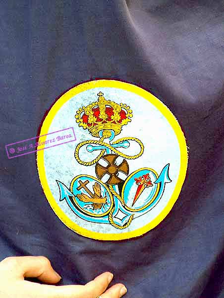 Escudo bordado en el antifaz de un nazaareno de la Hermandad del Cristo de la Defensión