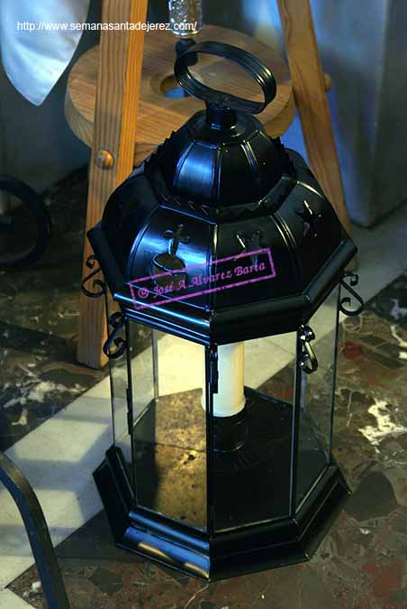 Faroles de mano, replica de los que hay en la Cartuja, para acompañar al Simpecado de la Hermandad del Cristo de la Defensión