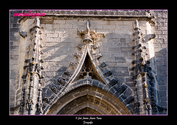 Pinaculos y gablete que rematan la portada principal de la Iglesia Parroquial de San Mateo