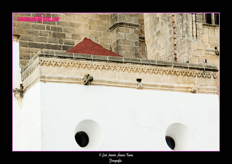 Crestería gótica en el exterior de la capilla de Villacreces en el lado de la Epistola de la Iglesia Parroquial de San Mateo