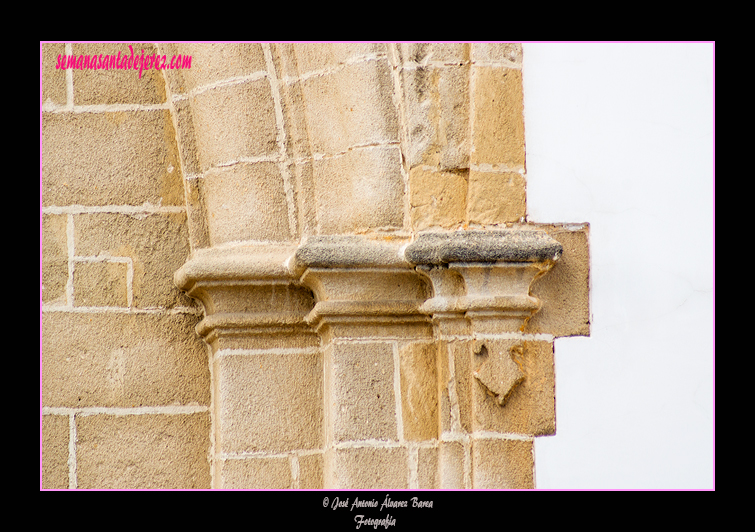 Molduras de las jamba de la portada de la Epístola de la Iglesia Parroquial de San Mateo