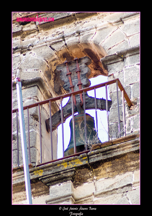 Campana en el segundo cuerpo de la espadaña de la Iglesia Parroquial de San Mateo