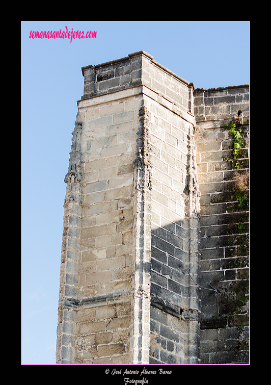 Torre maciza de la derecha de la cabecera de la Iglesia Parroquial de San Mateo