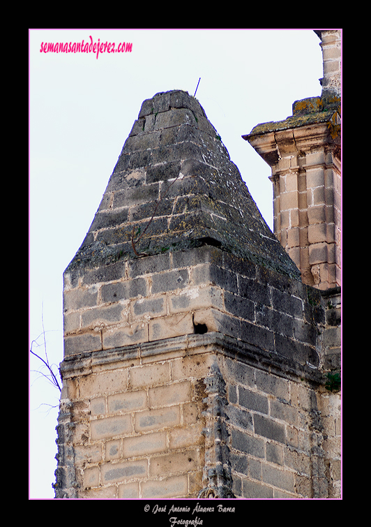 Chapitel piramidal de la torre de las escaleras a las cubiertas de la cabecera de la Iglesia Parroquial de San Mateo