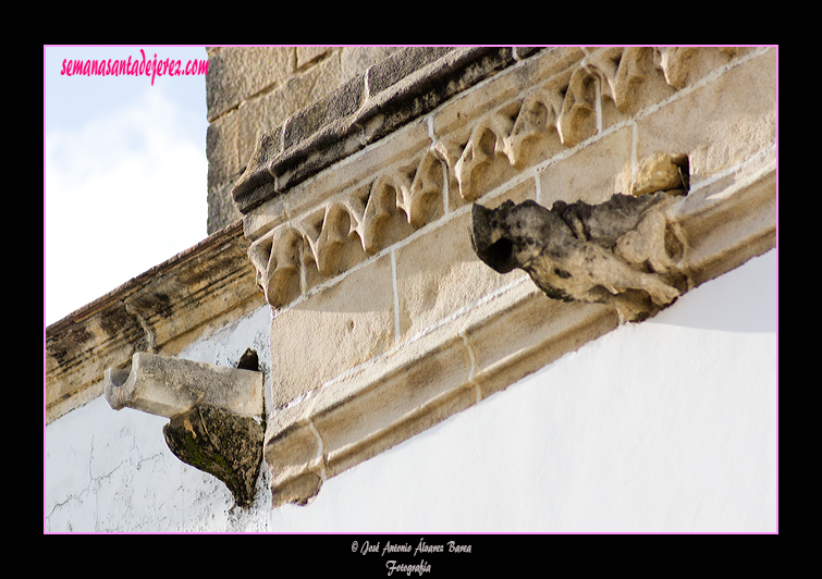 Crestería gótica en el exterior de la capilla de Villacreces en el lado de la Epistola de la Iglesia Parroquial de San Mateo
