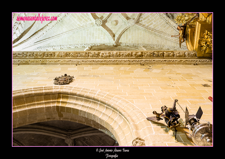 Decoración en torno al presbiterio de la Iglesia Parroquial de San Mateo