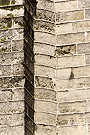 Contrafuertes rectos pero apoyados en un estribo semicircular en los extremo de la fachada principal de la Iglesia Parroquial de San Mateo