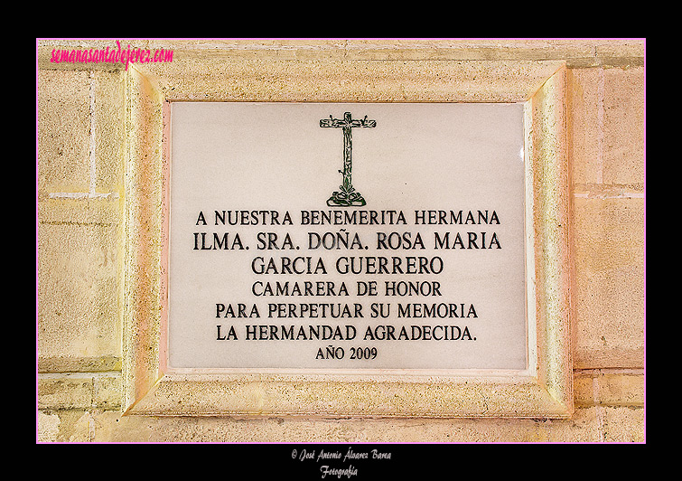 Placa de agradecimiento en el arco de la portada de la Capilla de los Zarzana (Iglesia de San Juan de los Caballeros)