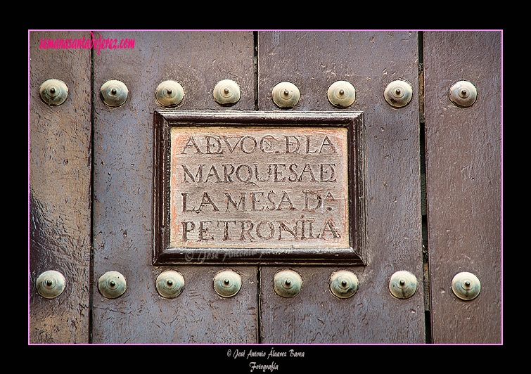 Uno de los dos rótulos en la puerta de la portada del evangelio de la Iglesia de San Juan de los Caballeros