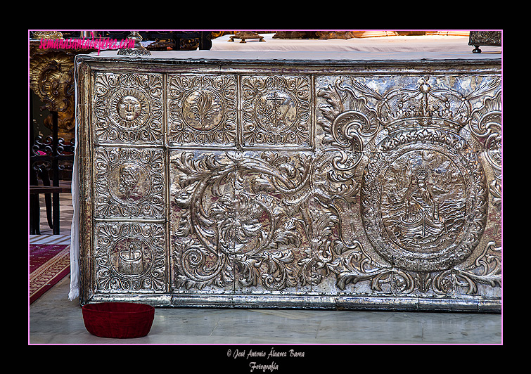 Detalle del frontal de altar en plata de la Capilla de la Virgen de Consolación (Iglesia Conventual Dominica de Santo Domingo)
