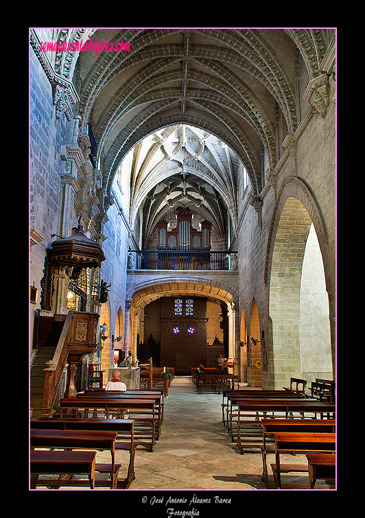 Nave principal del Convento de Santo Domingo con salida a la Calle Larga