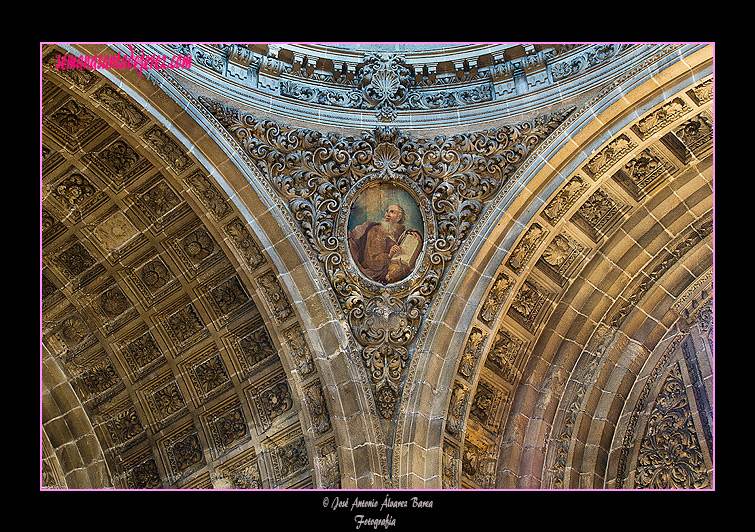 Óvalo con la efigie de un Evangelista en la pechina de la cúpula de la Capilla del Sagrario (Iglesia de San Miguel)